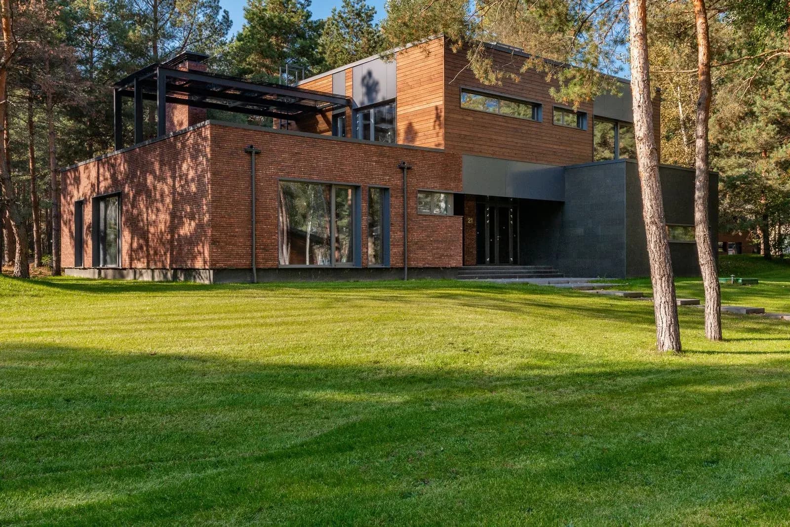 Atlanta luxury home representing all-cash purchase strategy