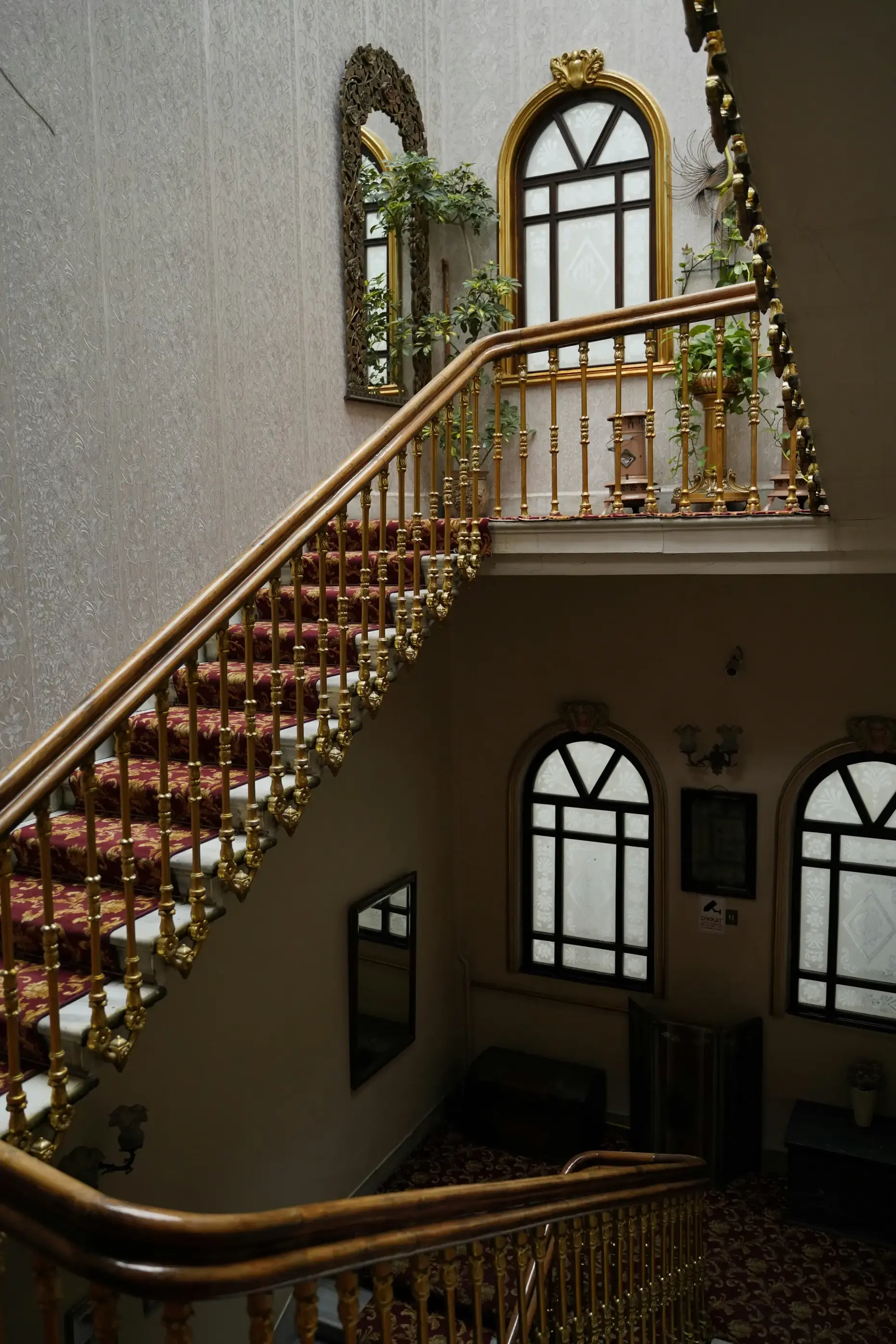 Staircase Design in Atlanta Luxury Homes: From Grand to Modern
